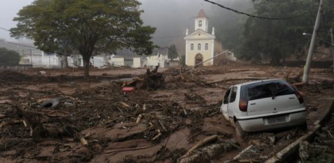 Praça do Suspiro e a Igreja de Santo Antônio, pontos turísticos de Nova Friburgo, cobertas de lama: mais de 900 mortos pela enchente da Região Serrana do Rio, maior catástrofe climática do país (Foto: Maurício Lima/AFP - 18/01/2011)