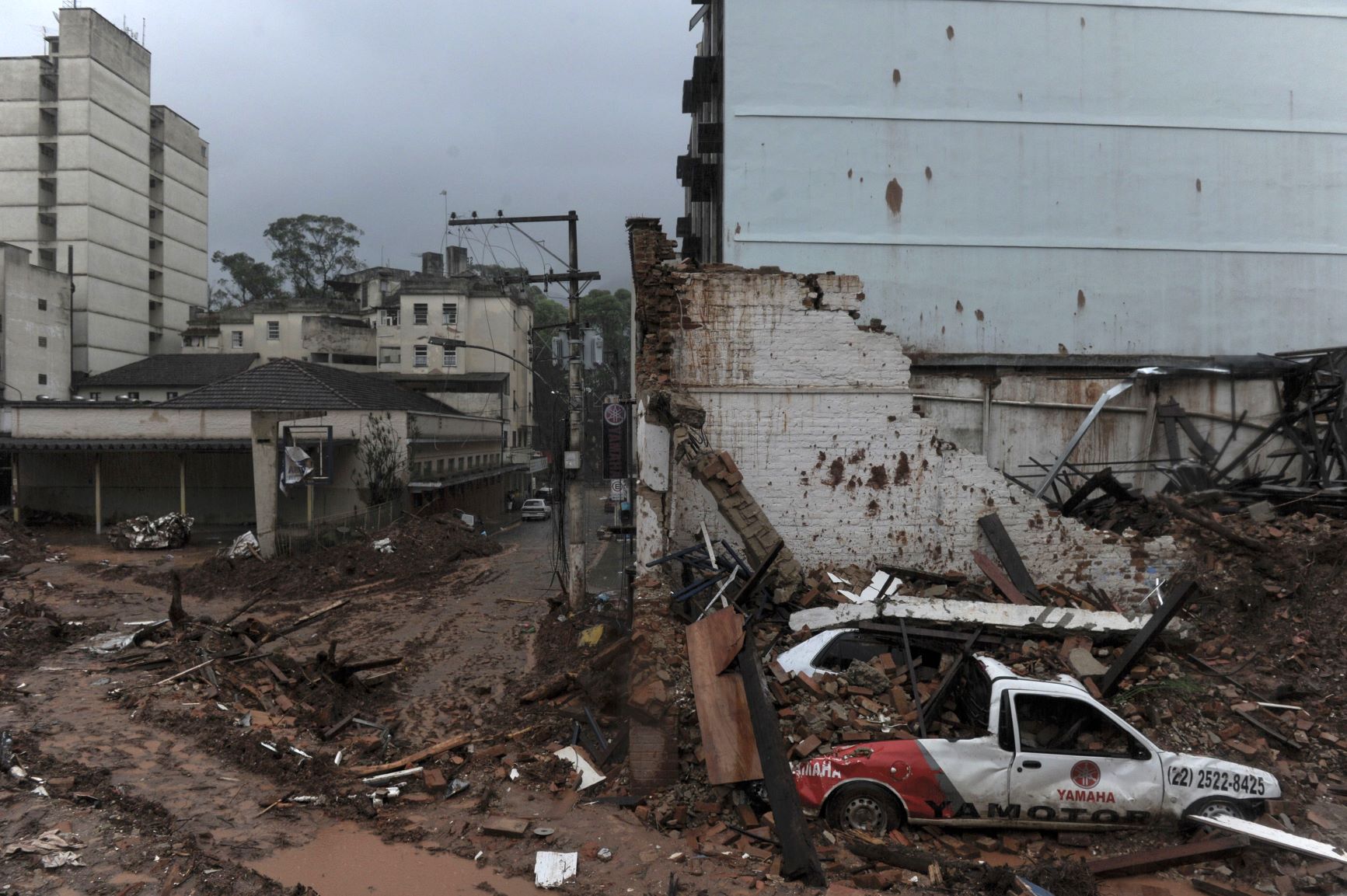 Área destruída por deslizamento no centro de Nova Friburgo: estudo afirma que impacto de eventos extremos seria muito menor se houvesse preservação de áreas elevadas e topos de morros e montanhas (Maurício Lima/AFP - 15/01/2011)