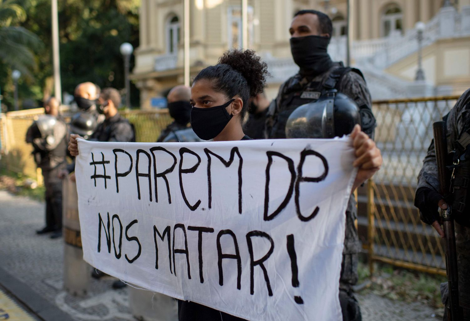 Manifestação contra violência policial contra negros no Rio: quase 9 mil casos de racismo registrados em 2019 (Foto: Mauro Pimentel/AFP - 20/05/2020)