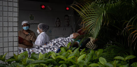 Paciente com covid-19 espera na maca por atendimento em hospital de Manaus: sem oxigênio, estado depende da ajuda de estados vizinhos (Raphael Alves/Amazônia Real)