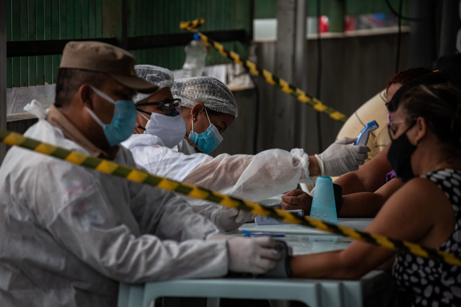 Pacientes buscam socorro na área externa do Hospital 28 de Agosto, em Manaus: governo decreta toque de recolher e ação judicial pede medidas emergenciais no estado após informações de 200 mortes por dia no Amazonas (Foto: Raphael Alves/Amazônia Real