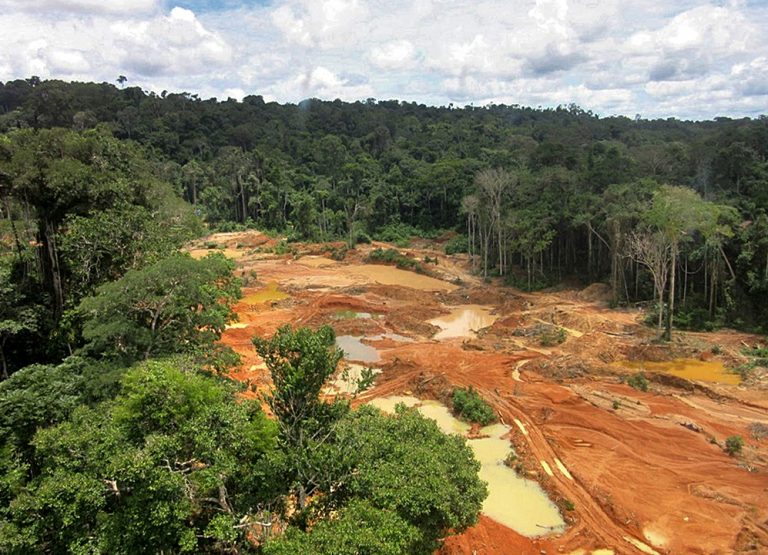 Garimpo ilegal em reserva indígena em Rondônia: tentativa de liberação de mineração em terras indígenas preocupa ambientalistas (Foto: Polícia Federal /AFP - 24/09/2020)