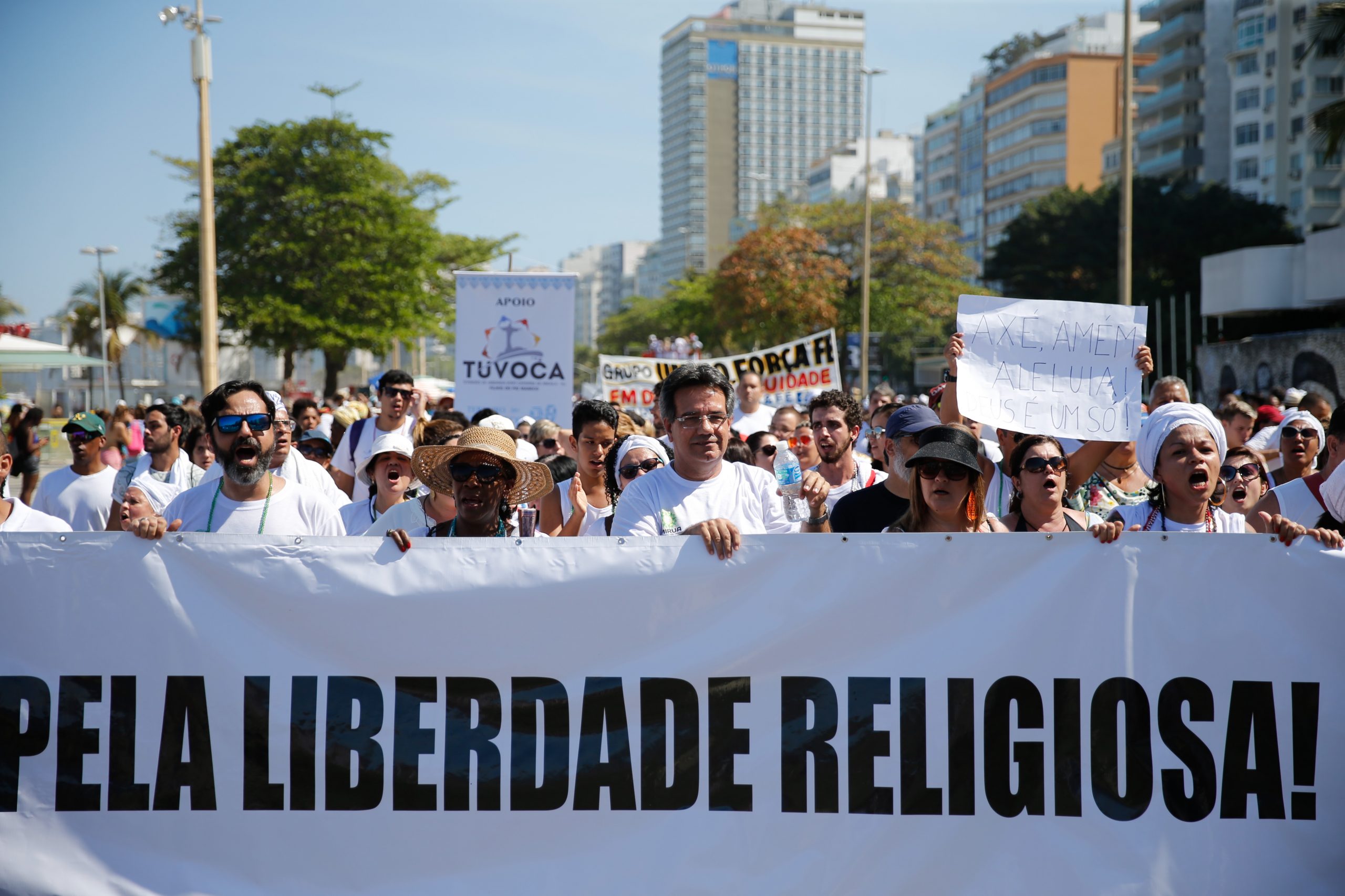 Representantes de diversas religiões participam de caminhada em defesa da liberdade religiosa no Rio: religiões de matriz africana são os os principais alvos de crimes de intolerância (Foto: Fernando Frazão/Agência Brasil - 17/09/2017)