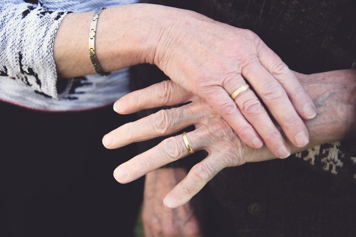 Dor, culpa e solidão na hora de decidir sobre tratamento da mãe: faltam diálogo e informações precisas na hora decisiva, acentuando o sofrimento dos parentes. Foto de Amanda Belec/Unsplash
