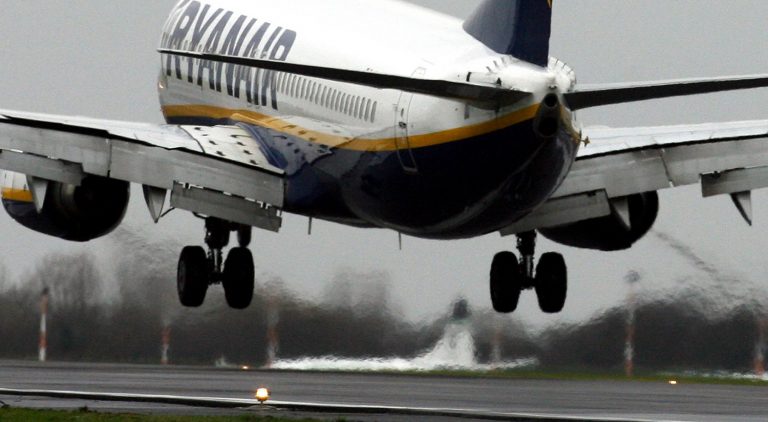 De acordo com a revista científica Nature Climate Change, as viagens aéreas foram responsáveis por 8% das emissões de gases de efeito estufa entre 2009 e 2013. Foto Paul Ellis/AFP