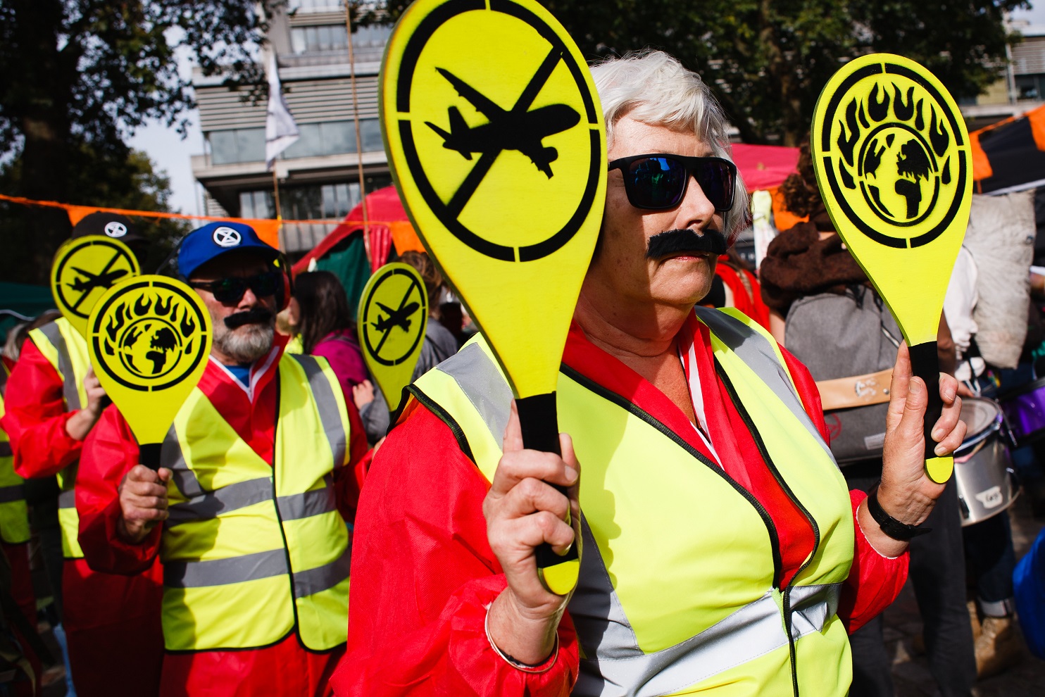 Em Londres, ativistas do movimento Extinction Rebellion (XR) protestam contra as emissões de carbono do setor de aviação. Foto David Cliff/NurPhoto. Outubro/2019