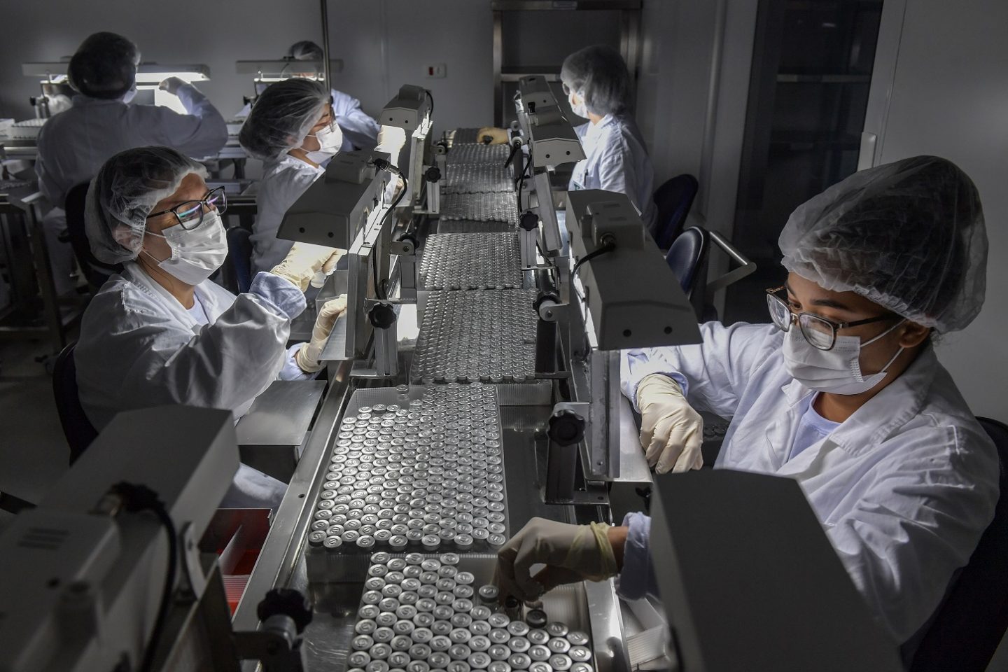 Funcionários trabalham na linha de produção do CoronaVac, vacina da Sinovac Biotech contra o coronavírus COVID-19, no centro de produção biomédica do Instituto Butantan, em São Paulo. Foto Nelson Almeida/AFP