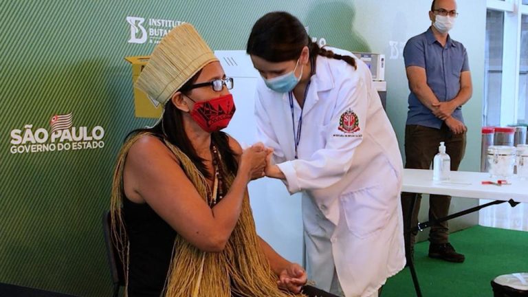 A técnica de enfermagem Vanuza Kaimbé recebe a Coronavac, em São Paulo. Foto de divulgação