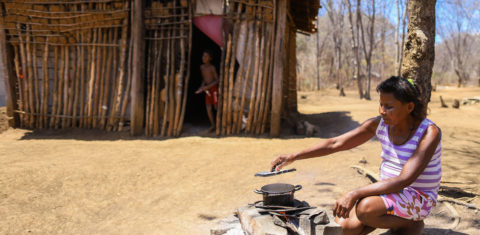 Laurinha Gomes cozinha um macarrão, sua - e do filho - única refeição do dia na aldeira indígena Xakriabá, em São João das Missões: rotina de fome e miséria, agravada pela ameaça do coronavírus (Foto: Flavio Tavares/Projeto Colabora)