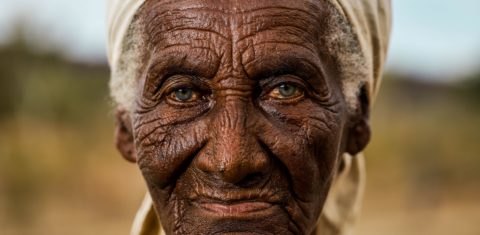 A indígena Sebastiana Correia de Sá, de 86 anos: lembrança do tempo quando os Xakriabá tinham água para plantar feijáo, cebola e alho (Foto: Flávio Tavares)