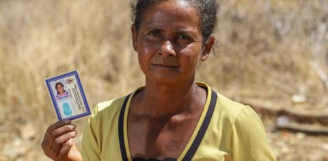 A indígena Anelita de Souza sofre com escloredemia, uma doença inflamatória e crônica: aldeias também têm muitos casos de depressão e alcoolismo (Foto: Flávio Tavares)