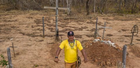 O cacique Domingos perto do túmulo do pai, executado por fazendeiros: sangue derramado na luta pela demarcação (Fot: Flávio Tavares)