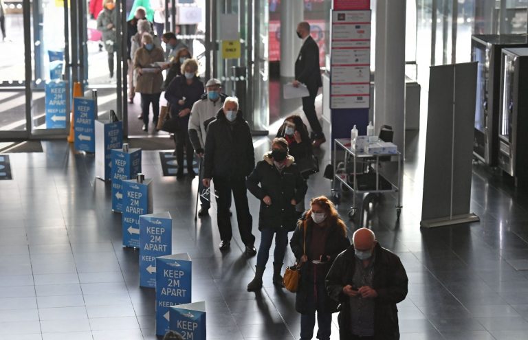 Fila para vacinação contra covid-19 em Birmingham, Inglaterra: com explosão de casos, Reino Unido foi primeiro país a anunciar adiamento da segunda dose para imunizar mais gente com a primeira, decisão arriscada, de acordo com cientistas (Foto: Jacob King/AFP)