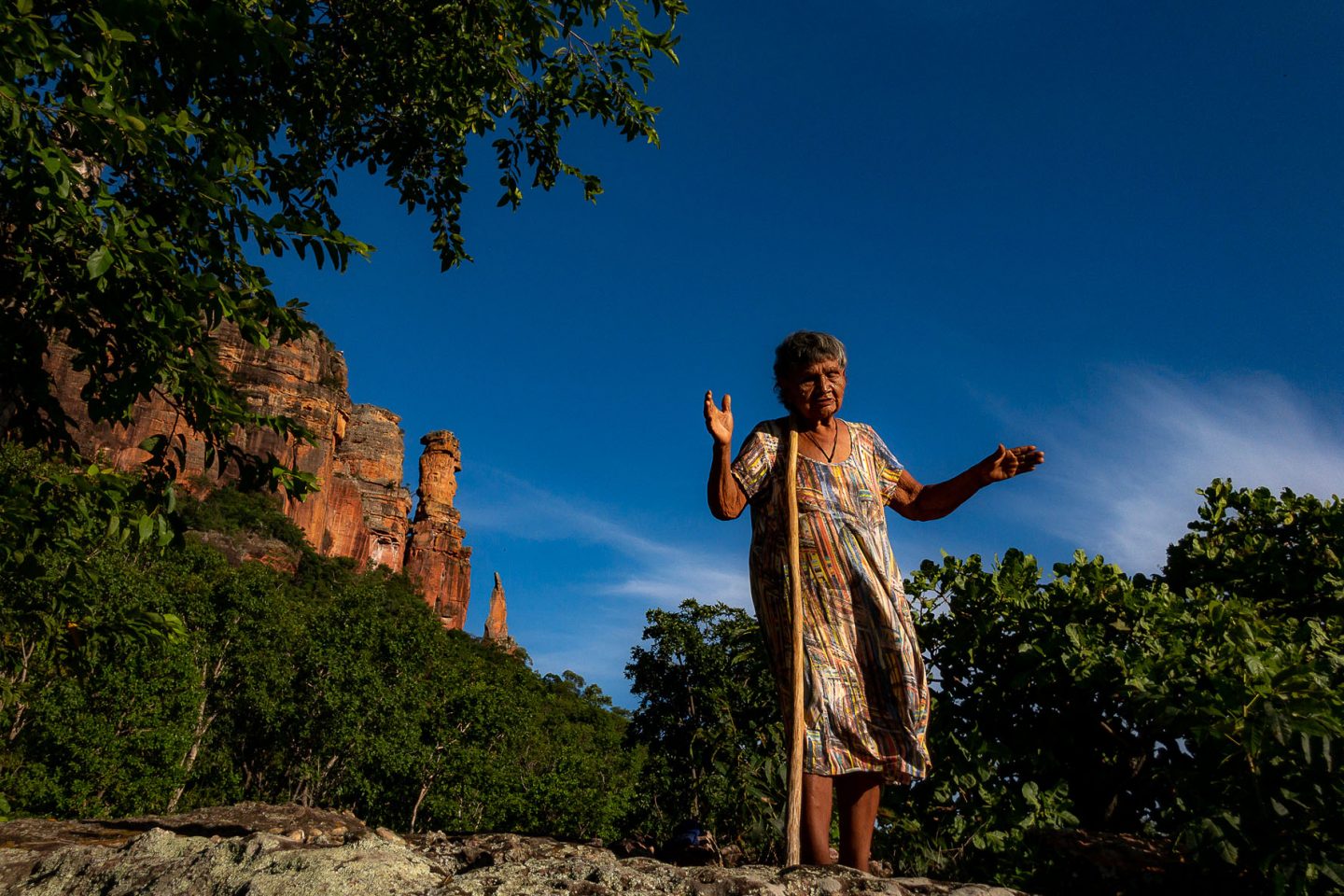 A cacica da aldeia Paranoá, Heroína Rewanhiré, de 93 anos, irmã do cacique e deputado Mario Juruna, falecido em 2002: xavantes sofrem com a fome durante a pandemia (Foto: José Medeiros/Amazônia Real)