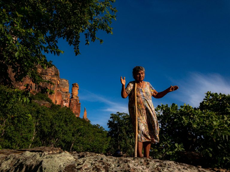 A cacica da aldeia Paranoá, Heroína Rewanhiré, de 93 anos, irmã do cacique e deputado Mario Juruna, falecido em 2002: xavantes sofrem com a fome durante a pandemia (Foto: José Medeiros/Amazônia Real)