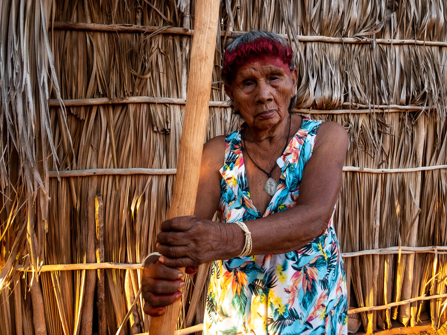 Heroína Rewanhiré, na aldeia Paranoá, em Mato Grosso: "“Estou doente, cansada e com diarreia." (foto: José Medeiros/Amazônia Real)