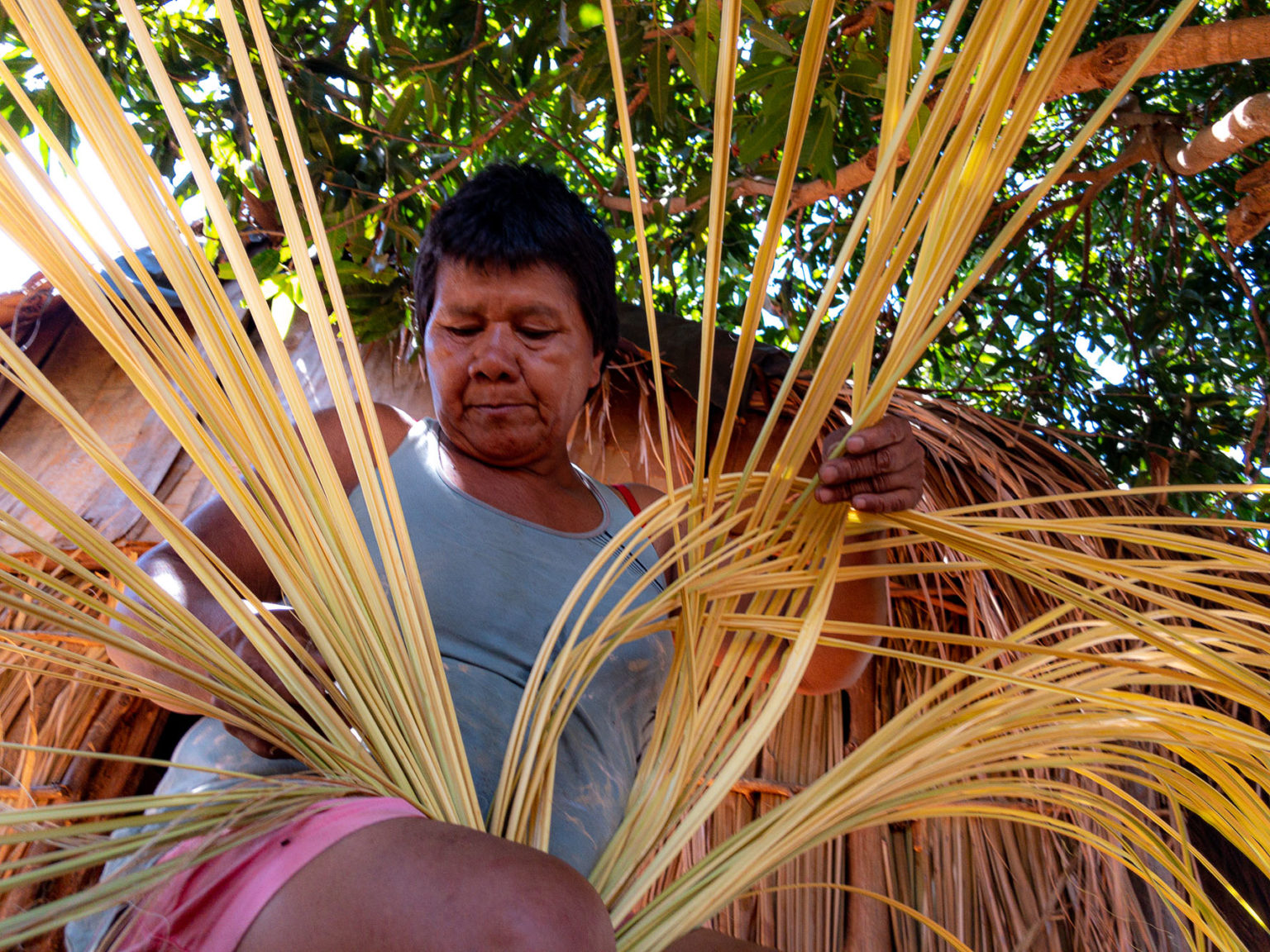 A indígena Aalexandrina Rootsiwanario na aldeia xavante Paranoá: etnia mais atingida pela covid-19 (Foto: José Medeiros/Amazônia Real)