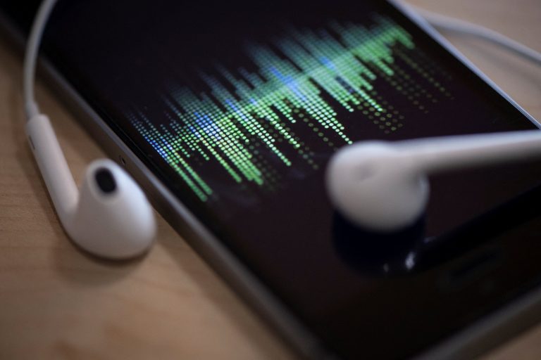 Os investimentos do Spotify em podcasts estão na casa dos US$ 500 milhões e ajudaram a valorizar as ações da empresa em mais de 70%. Foto Thomas Samson/AFP