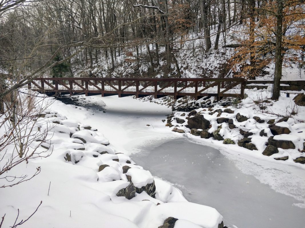 Onda de frio: rio congelado em Bentonville, Arkansas