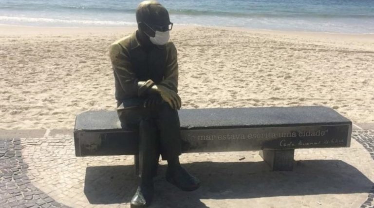 A estátua de Drummond com máscara em Copacabana: cariocas abraçaram monumento ao poeta que abraçou a cidade (Foto: Valdemar Guimarães)