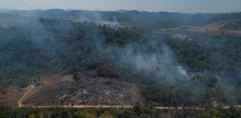 Focos de incêndio em torno de área desmatada em Novo Progresso, Pará: corte no orçamento do Ministério do Meio atinge fiscalização e combate a crimes ambientais (Foto: Fernando Souza / AGIF / AFP - 15/08/2020)