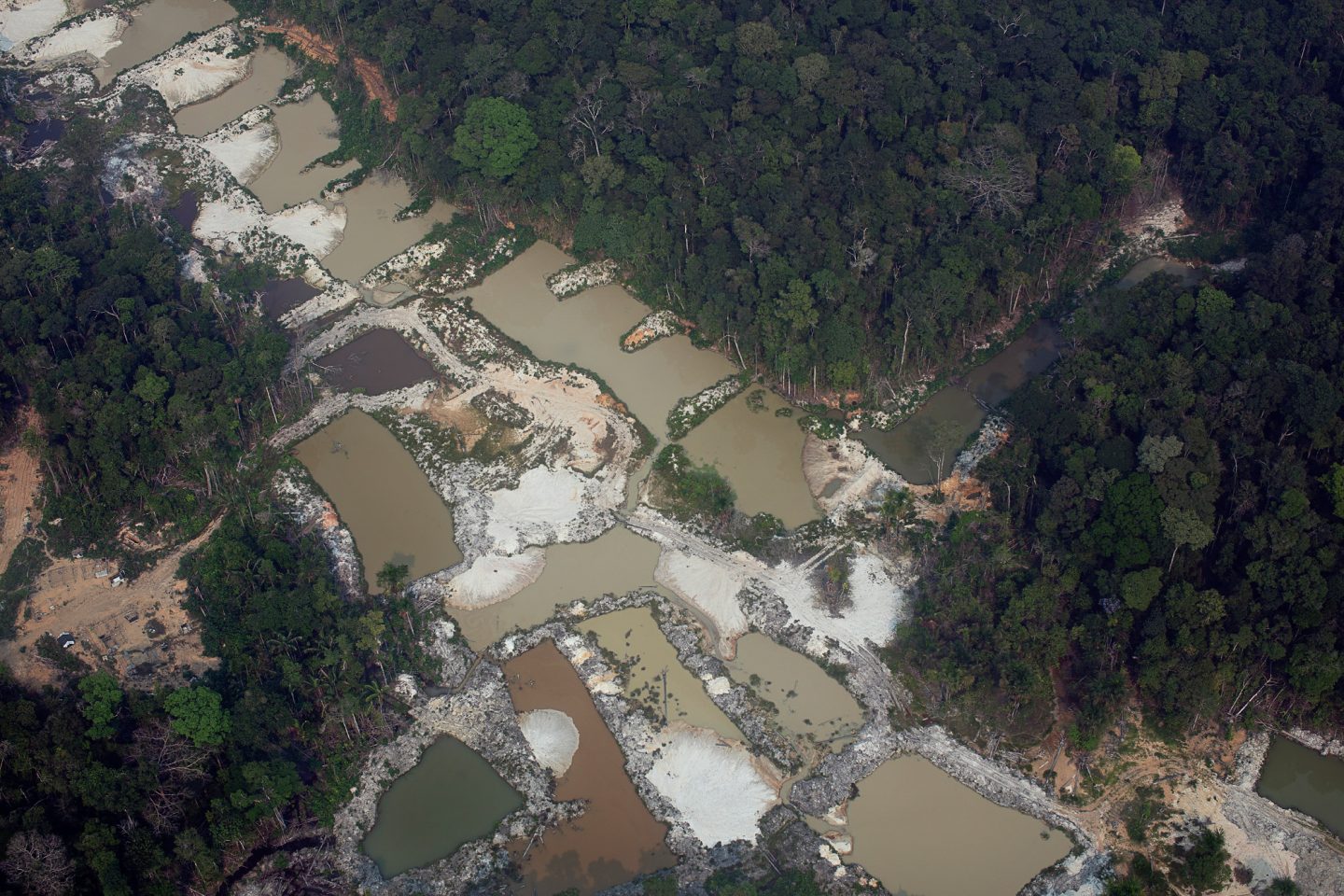 Sobrevoo na região sudoeste do Pará em 17/09/2020, quinta-Garimpo ilegal na Terra Indígena Munduruku, município de Jacareacanga: tensão crescente desde 2017 (Foto: Marizilda Cruppe/Amazônia Real/Amazon Watch - 17/09/2020)