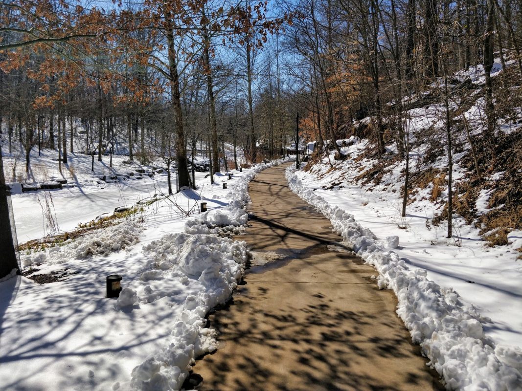 Onda de frio: trilha em meio a neve em Bentonville, no Arkansas