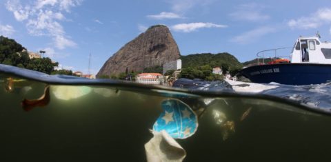 O excesso de lixo plástico nos rios e mares é uma das fronteiras planetárias que está sendo rompida. Foto Custódio Coimbra
