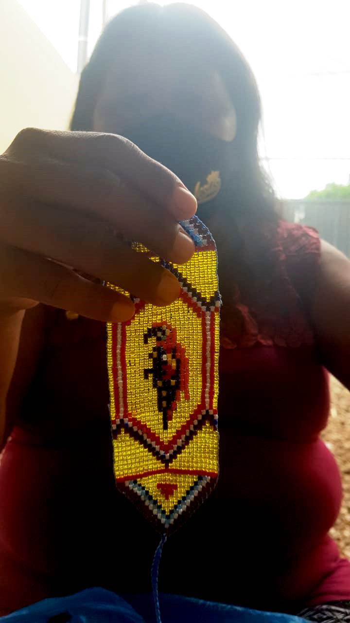 Maria Warao, indígena venezuelana, com uma peça de artesanato que tenta vender nas ruas de Cuiabá. Foto Jade Rainho