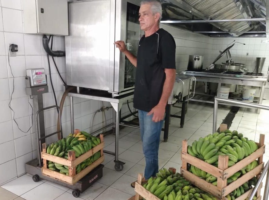 Inspeção de alimentos na cozinha do restaurante universitário da UFRRJ, antes da pandemia. Foto Divulgação