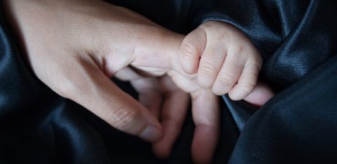 Filhos no Lattes: mãos de pessoa adulta e bebê