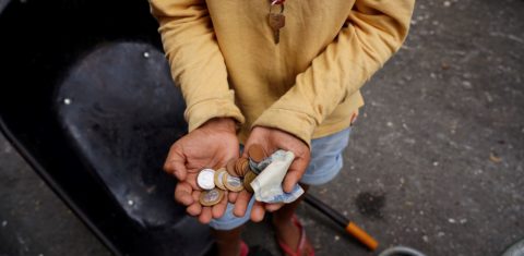 Criança mostra trocados ganho com trabalho na feira em São José do Una (PE) : falta de acesso ao ensino remoto empurra crianças e adolescentes para o trabalho (Foto: Victoria Álvares)mpurra crianças e adolescentes para o trabalho (Foto: Victoria Álvares)