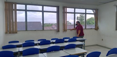 O professor Gilberto na escola vazia em Barra do Ribeiro: mãos calejadas revelam alunos que trabalham na lavroura (Foto de Emilene Lopes/Lição de Casa)