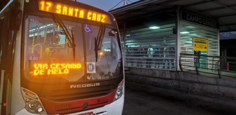 Ônibus na Zona Oeste do Rio: pelo menos 37 linhas desapareceram no Rio durante a pandemia (Foto: Nelson Perez/Prefeitura do Rio)