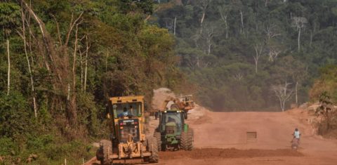 Obras na Rodovia Transamazônica (BR-230), perto de Itaituba, no Pará: com projeto aprovado na Câmara amplicação e pavimentação de estradas já existentes poderão ser realizadas sem licenciamento ambiental (Foto: Nelson Almeida / AFP - 24/09/2019)