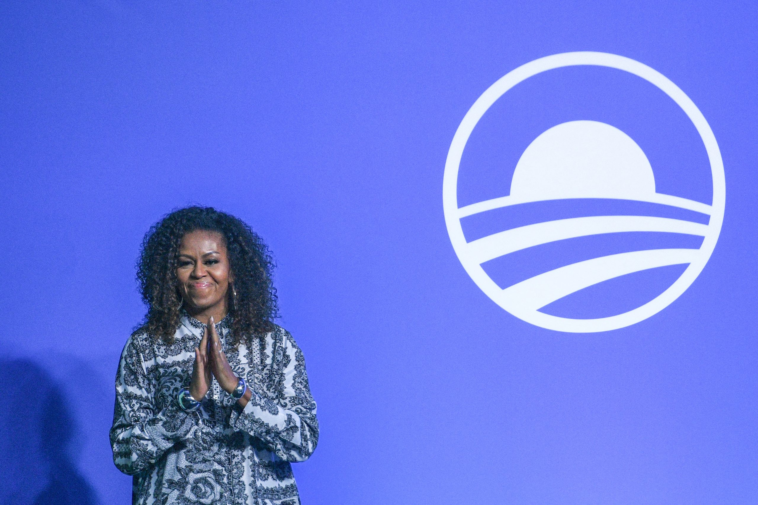 Cabelo black power: Michelle Obama em Kuala Lumpur em 2019: com frequência, ex-primeira-dama tem aparecido com os cabelos naturais após deixar o posto (Crédito: MOHD RASFAN / AFP)
