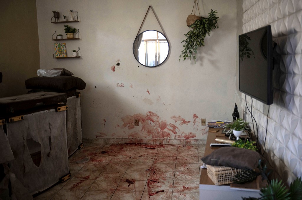Cômodo banhado em sangue na Favela do Jacarezinho, na Zona Norte do RIo: operação policial terminou com 25 mortos (Foto: Mauro Pimentel / AFP)