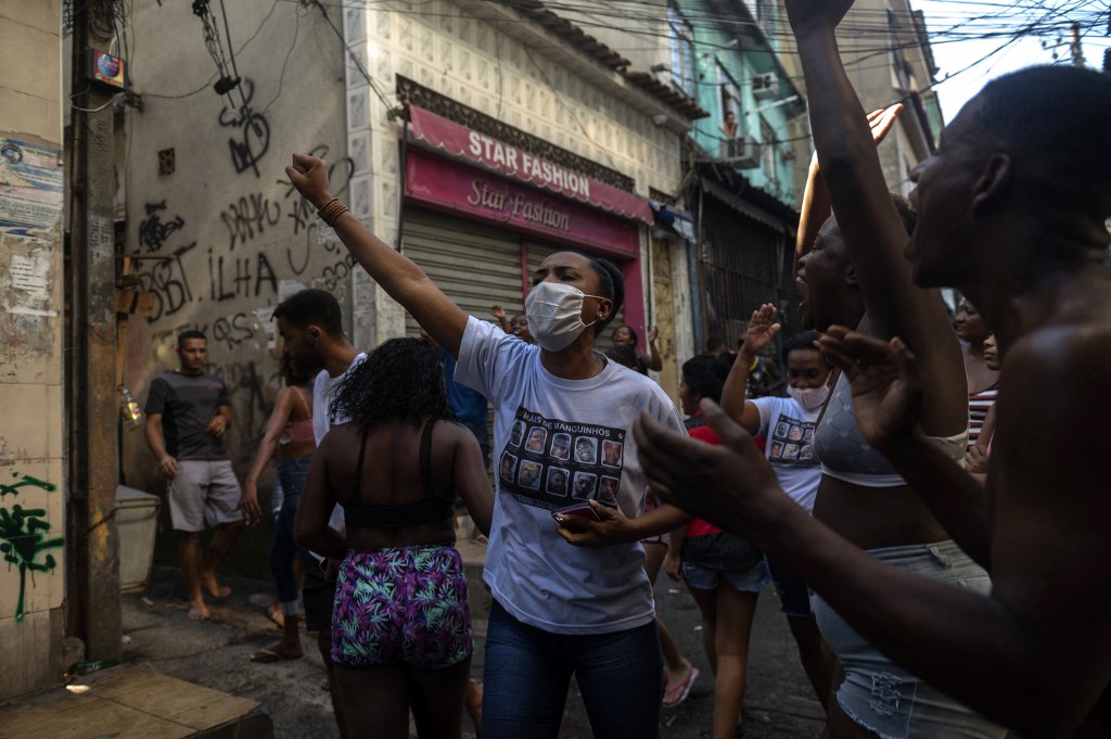 Moradores do Jacarezinho protestam contra operação: para entidades, Polícia Civil agiu como grupo de extermínio (Foto: Mauro Pimentel / AFP)