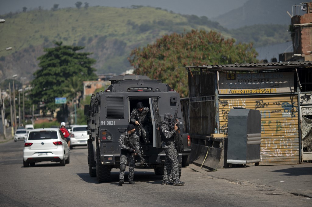 Caveirão, veículo blindado da Polícia Civil, na entrada do Jacarezinho: moradores denunciam execuções e invasões (Foto: Mauro Pimentel / AFP)