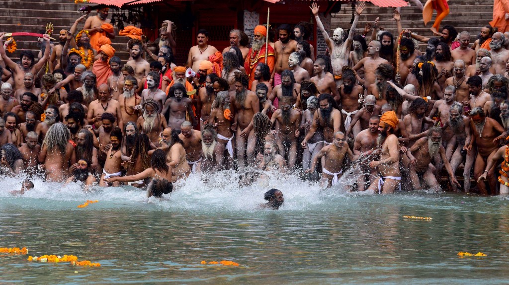 Multidão durante mergulho sagrado no Rio Ganges: críticas à falta de cuidado durante a segunda onda da pandemia (Foto: Sukanta Mukherjee / The Times Of India / AFP -21/04/2021)