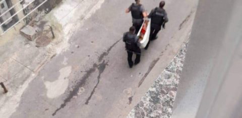 Policiais carregam um dos mortos na chacina. Reprodução do Twitter