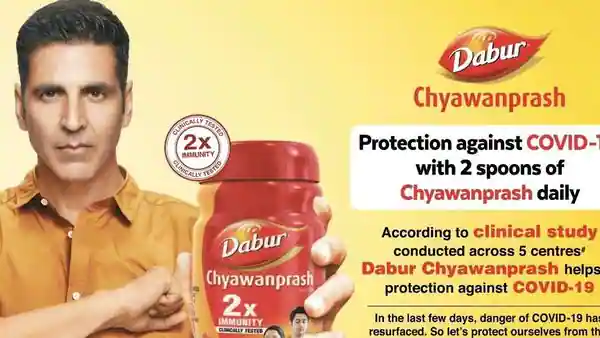 Ator Akshay Kumar, estrela de Bollywood, a poderosa indústria cinematográfica indiana, na propaganda de produto à base de ervas contra o coronavírus: curandeirismo impulsiona tragédia sanitária (Foto: Reprodução)