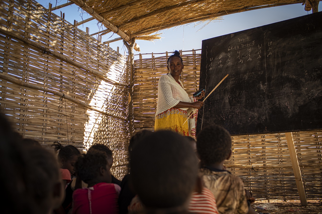 Foto ACNUR. Novembro/2020 Ngesti Gudamadhen, 28, é um dos refugiados etíopes que se ofereceu para ensinar crianças em salas de aula improvisadas no campo Um Rakuba, Al Qadarif, Sudão. Os confrontos entre o exército etíope e as forças da região de Tigray levaram milhares de pessoas a fugir de suas casas - mais da metade delas crianças. Foto ACNUR. Novembro/2020