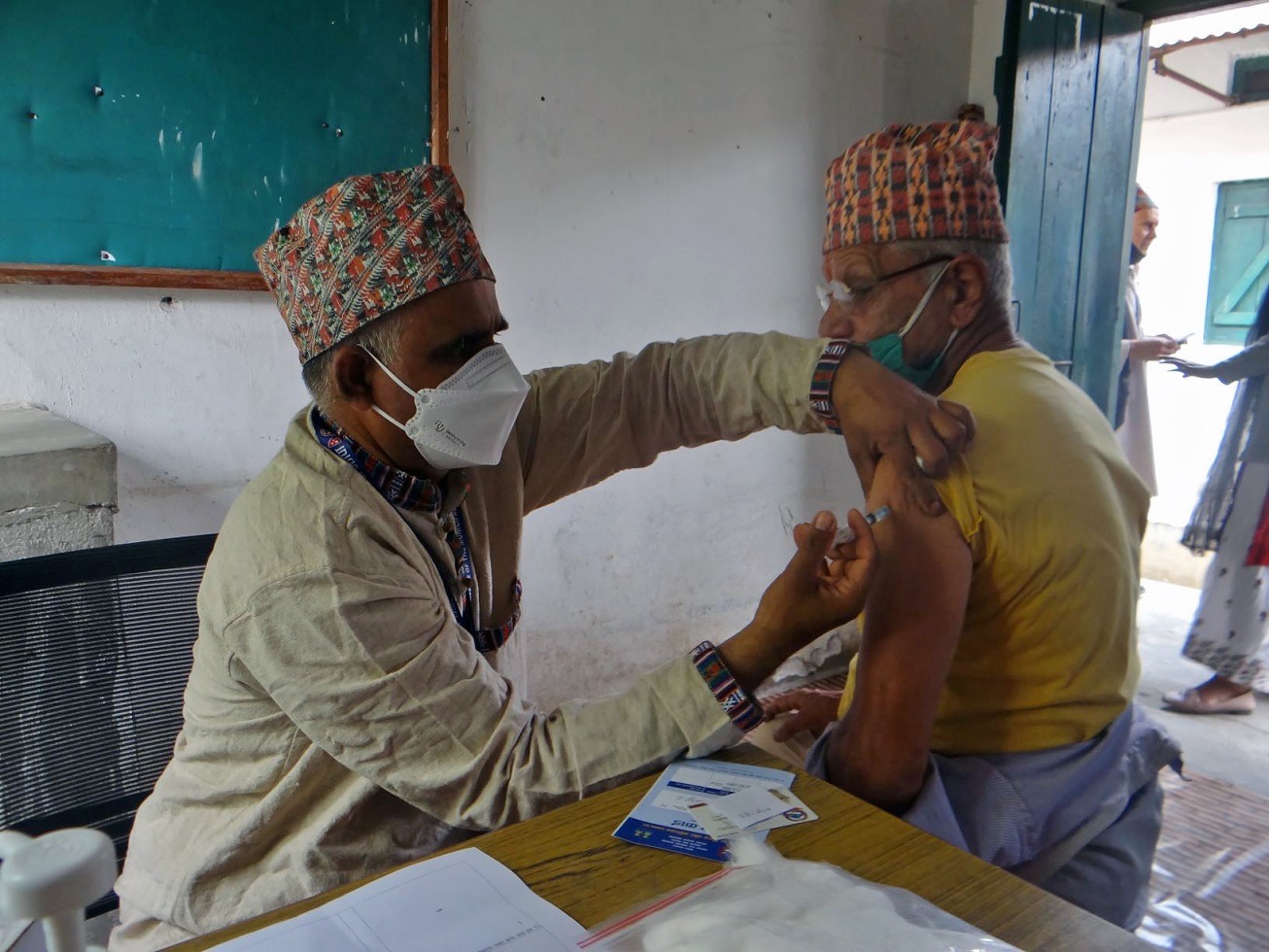 Refugiado butanês Bhakti Prasad Baral, de 83 anos, recebe vacinação contra a covid-19 no assentamento de refugiados de Beldangi em Damak, distrito de Jhapa, província 1 no leste do Nepal. Foto ACNUR. Dezembro/2020