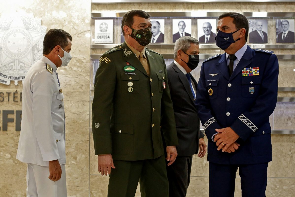 Militares: o Ministro da Defesa, Walter Braga Netto, de terno, com os comandantes da Mariinha, Almir Garnier; do Exército, Paulo Sergio Oliveira; e da Aeronáutica, Carlos Baptista, em cerimônia no Ministério da Defesa. Foto Sérgio Lima/AFP. Março/2021