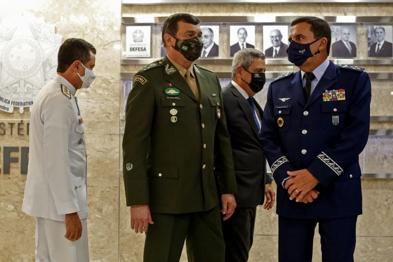 Militares: o Ministro da Defesa, Walter Braga Netto, de terno, com os comandantes da Mariinha, Almir Garnier; do Exército, Paulo Sergio Oliveira; e da Aeronáutica, Carlos Baptista, em cerimônia no Ministério da Defesa. Foto Sérgio Lima/AFP. Março/2021