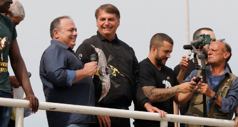 O general da ativa Eduardo Pazuello, ao lado de Bolsonaro, na manifestação: flagrante delito contra a lei dos militares. Foto Fernando Frazão/Agência Brasil