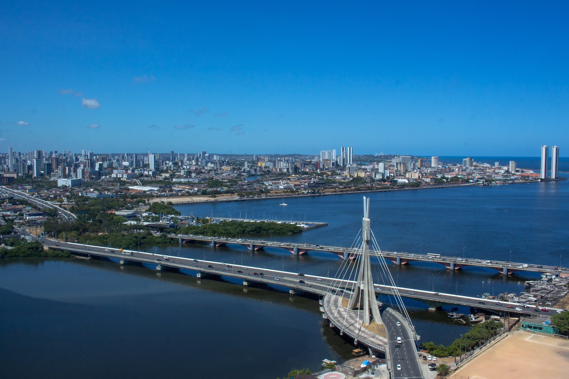 Ponte estaiada sobre a confluência do Rio Tejipió com o Capibaribe,