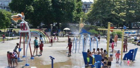 Crianças brincam e se refrescam em parque aquático na cidade canadense de Richmond, no estado canadense de British Columbia: calor bateu recorde no Canadá, passando dos 49 graus Celsius (Foto: Don MacKinnon / AFP - 29/06/2021)