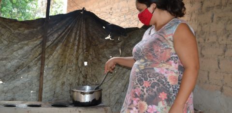 No Maranhão, mulher cozinha alimentos recebidos por doação: pobreza extrema, desemprego e comida mais cara contribuem para volta do Brasil ao Mapa da Fome (Foto: Eanes Silva / Divultação / ActionAid)